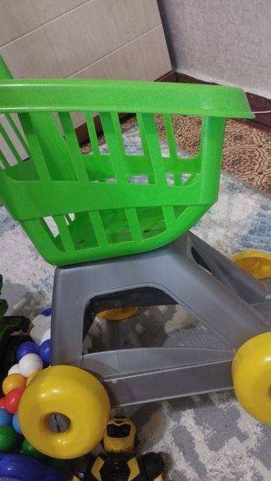 Продам тележку с игрушками