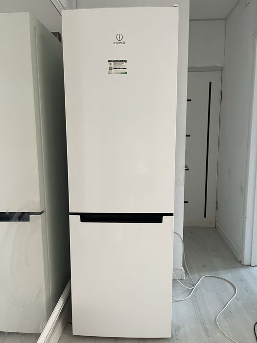 Продам холодильник indesit