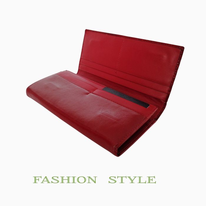 Елегантен дамски лачен портфейл