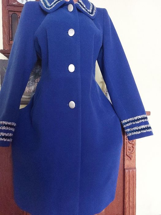 Palton nou albastru regal, foarte frumos, cu garnitura tip Chanel