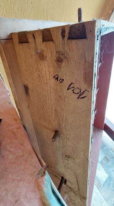 Fereastră veche cu grilaj, provine de la o casă veche