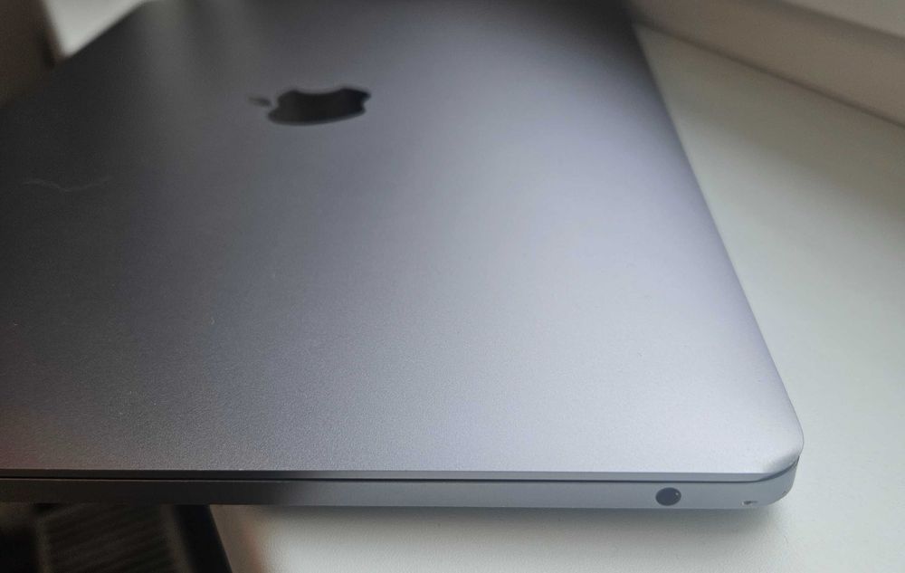 Macbook Pro 13  2 TB ports, Mac OS Sequoia, добро състояние и батерия