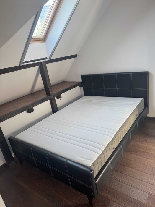 Pat matrimonial tapițat 160 × 200 cm + saltea inclusă – stare foarte bună 900 lei