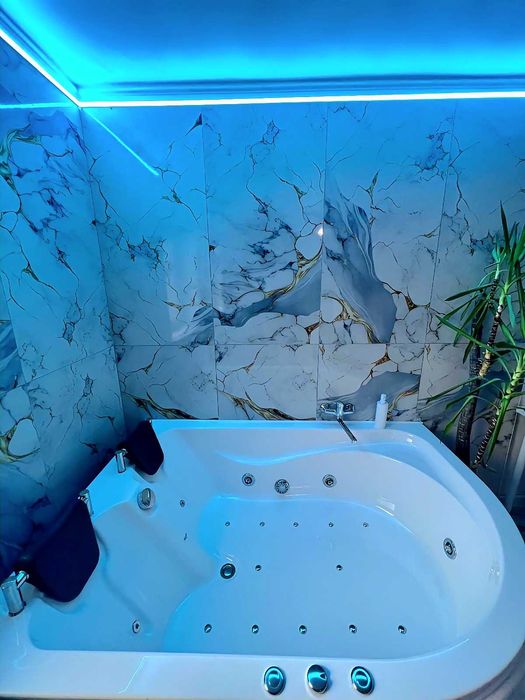 Cazare Apartament cu Jacuzzi Privat si Bucatarie