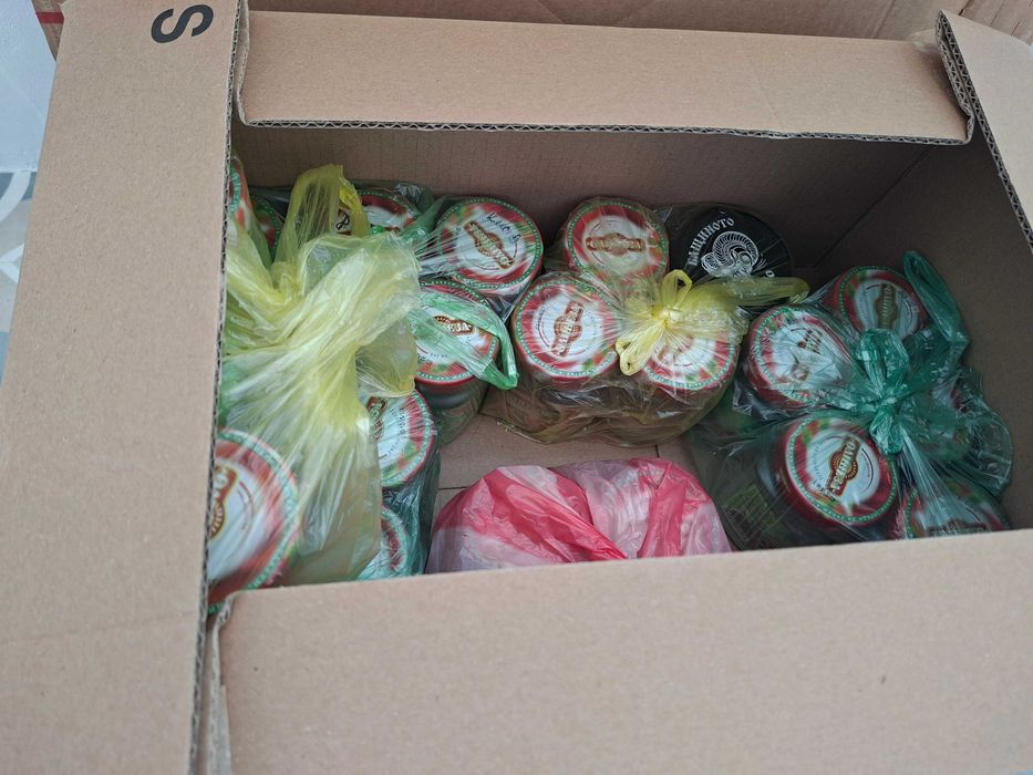 Подарявам празни малки бурканчета от лютеница