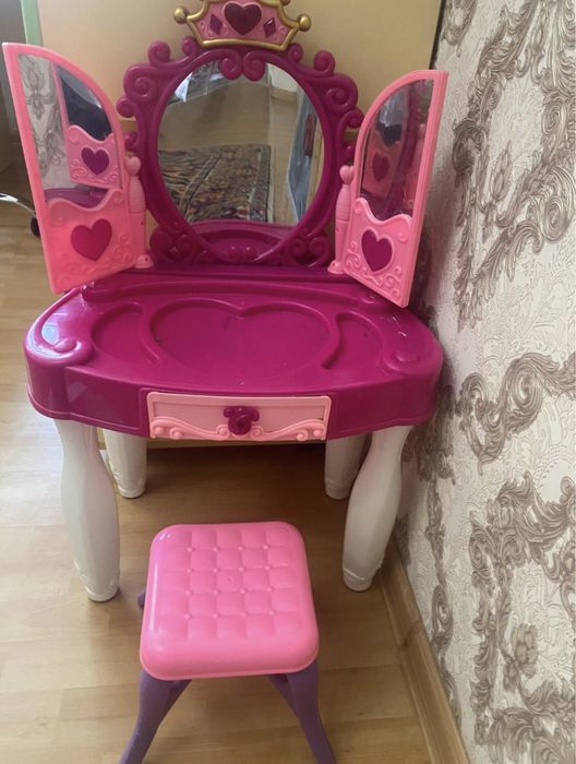 Детский туалетный столик
