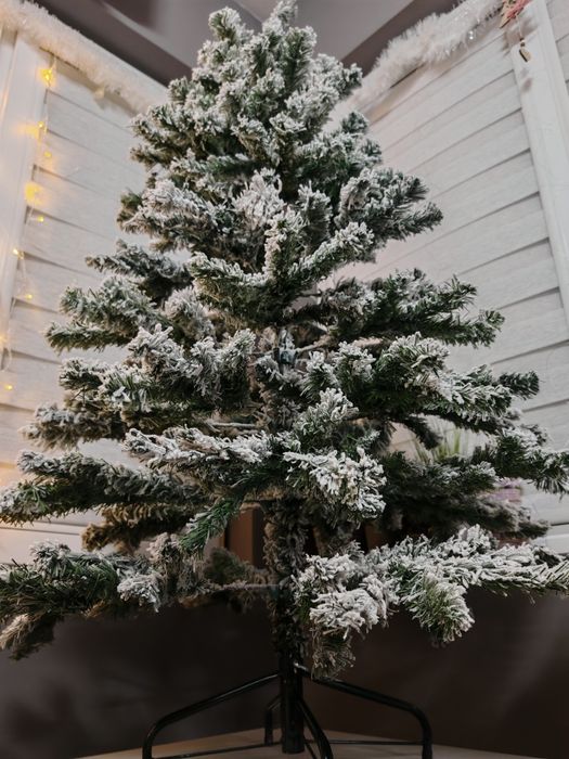 Заснежена Коледна елха