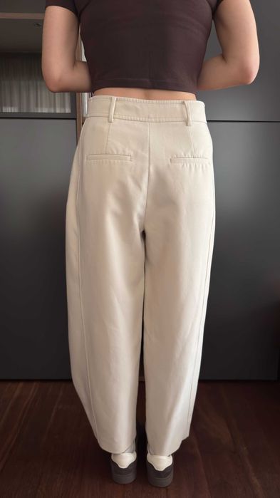 Pantaloni Zara barrel-leg cu pense, ecru/crem, wide-leg, M
