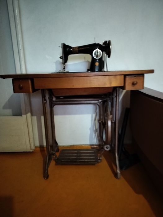 Ножная швейная машина.