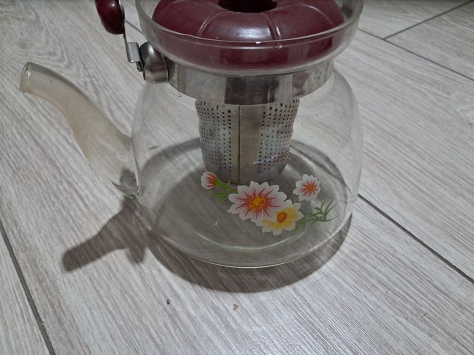 Бесплатно Чайник с заварником продам.