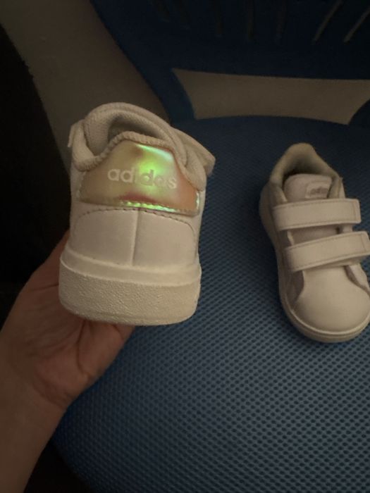 Adidasi fete , albe