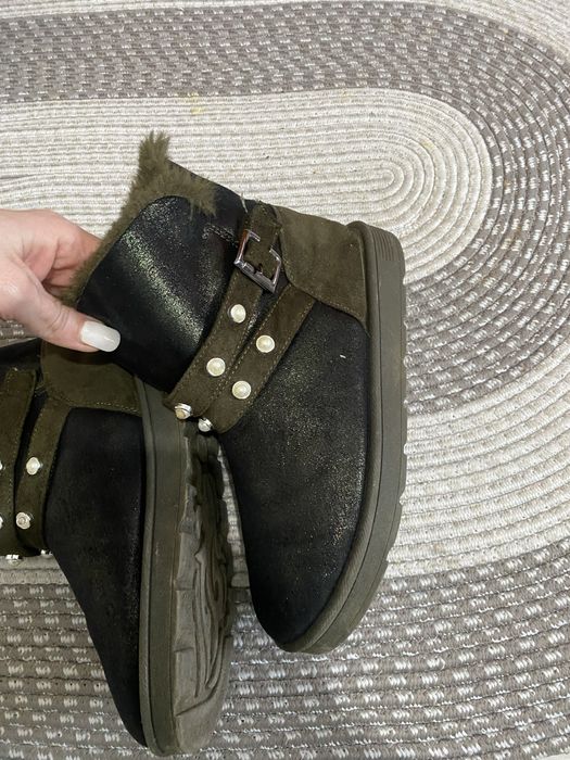 Ghete stil ugg cu perle si sclipici