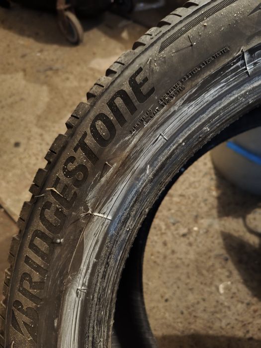 Гуми  225х45х18   bridgestone зимни  на  един сезон около 5000км са минати !