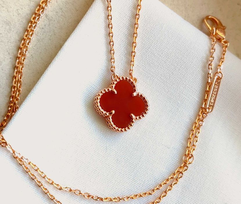 Дамско колие с детелина от червен карнелин на Van Cleef & Arpels VCA