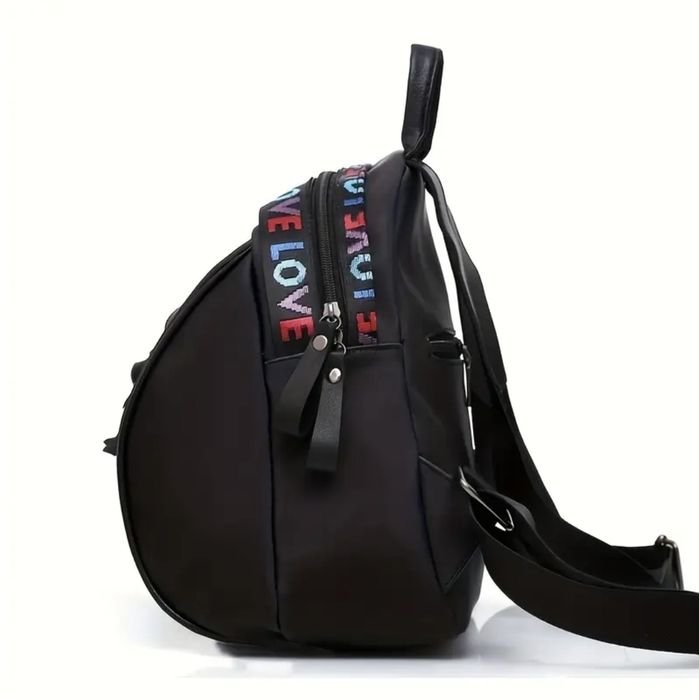 Модерна черна раница с надпис "LOVE" и ключодържател мече