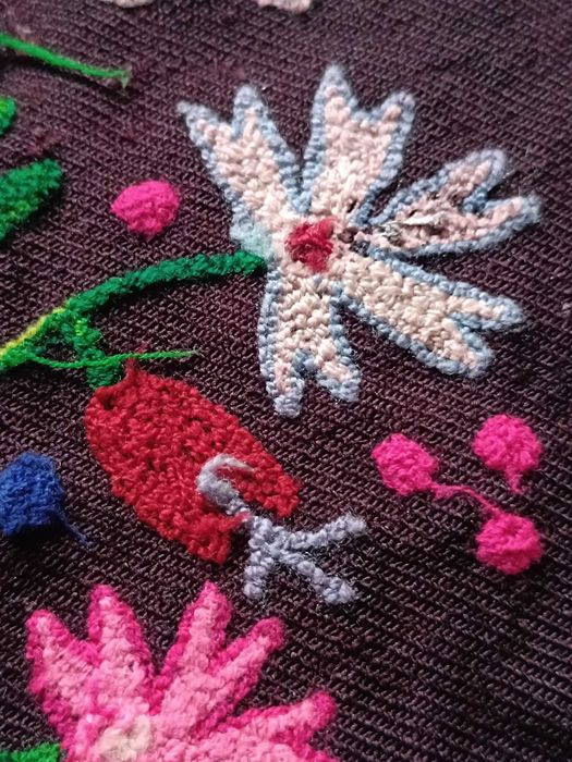 Автентична престилка с флорални мотиви