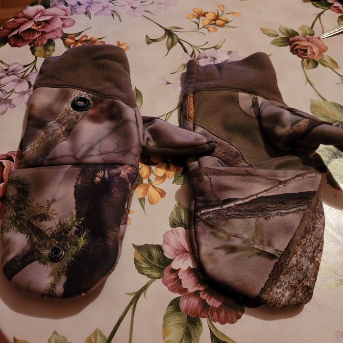 Продавам  ръкавици и примамки за риба