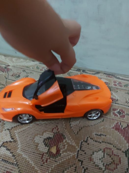 Игрушка машина открывается двери