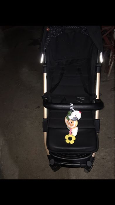 Vand cărucioare  ,defecte mici zgarieturi la ambele