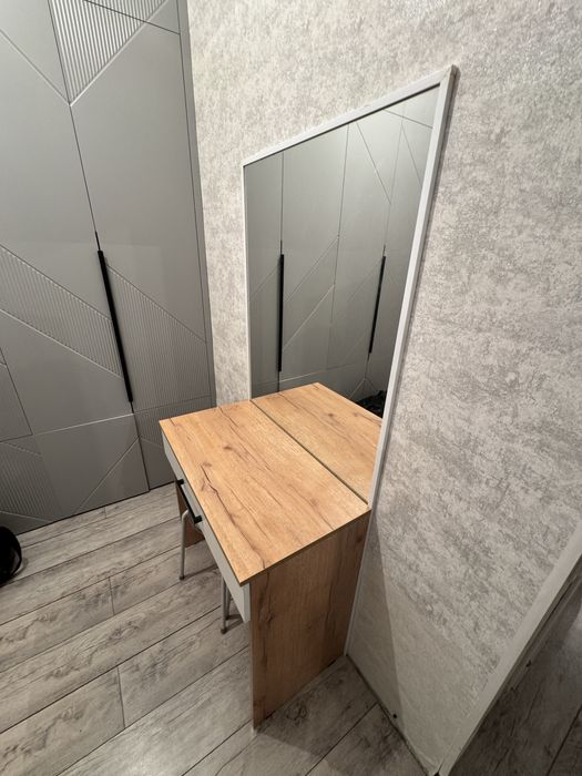 Стол со зеркалом