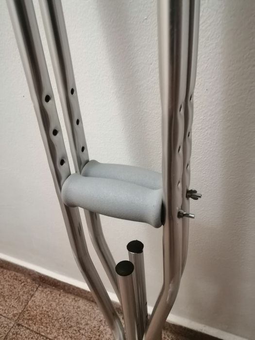 Продавам 2 бр. - чифт нови регулируеми патерици