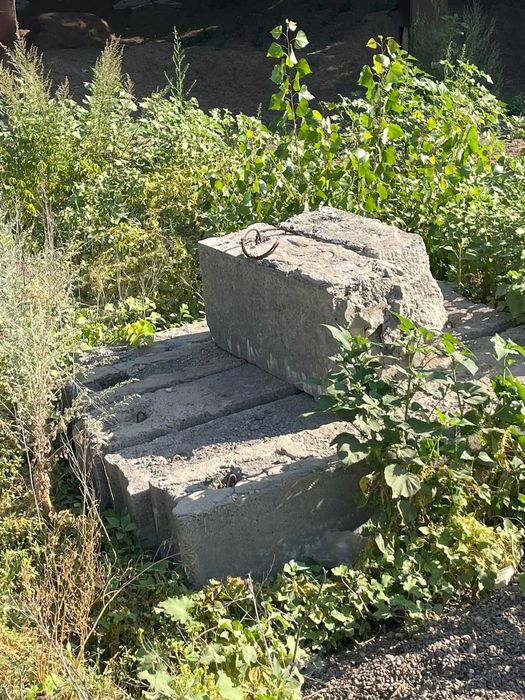 Продам б/у бетонные блоки под фундамент, продам ПГС.