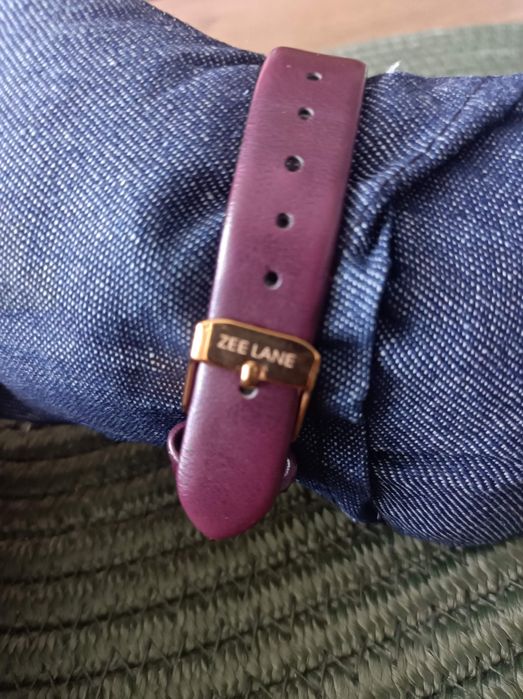 Часовник с кристали, Виолетов-Zee Lane