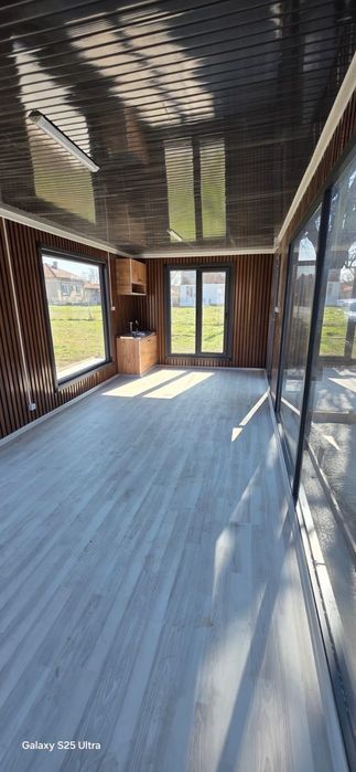 Наличен.Продавам модерен преносим модул, с визия за съвременен бизнес.