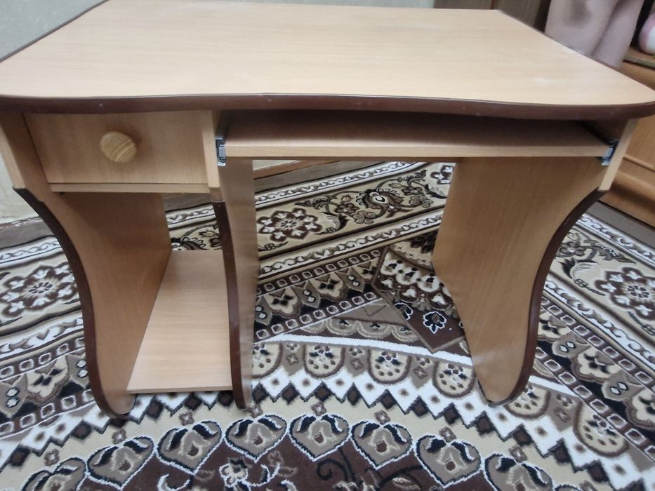 Продаётся компьютерный стол