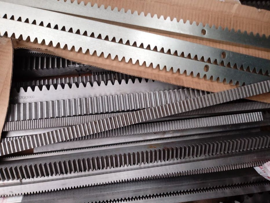 верижни и модулни зъбни колела; вериги; зъбни рейки; рейки за врати