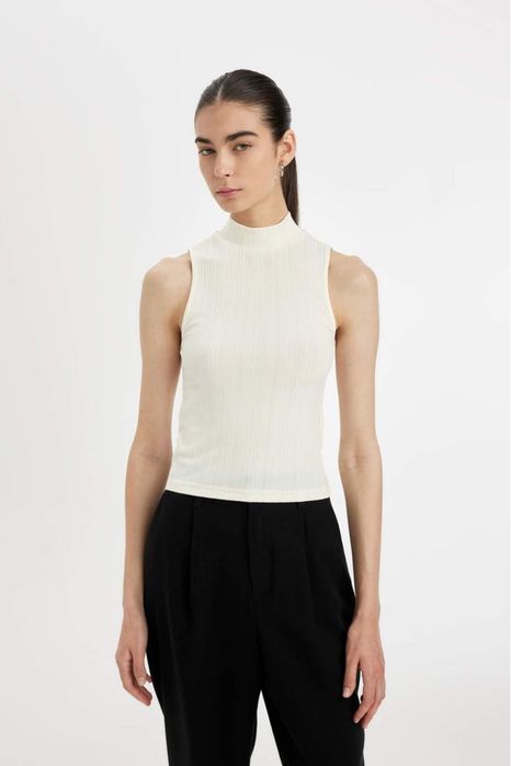 Стильная кофта-безрукавка для девушки