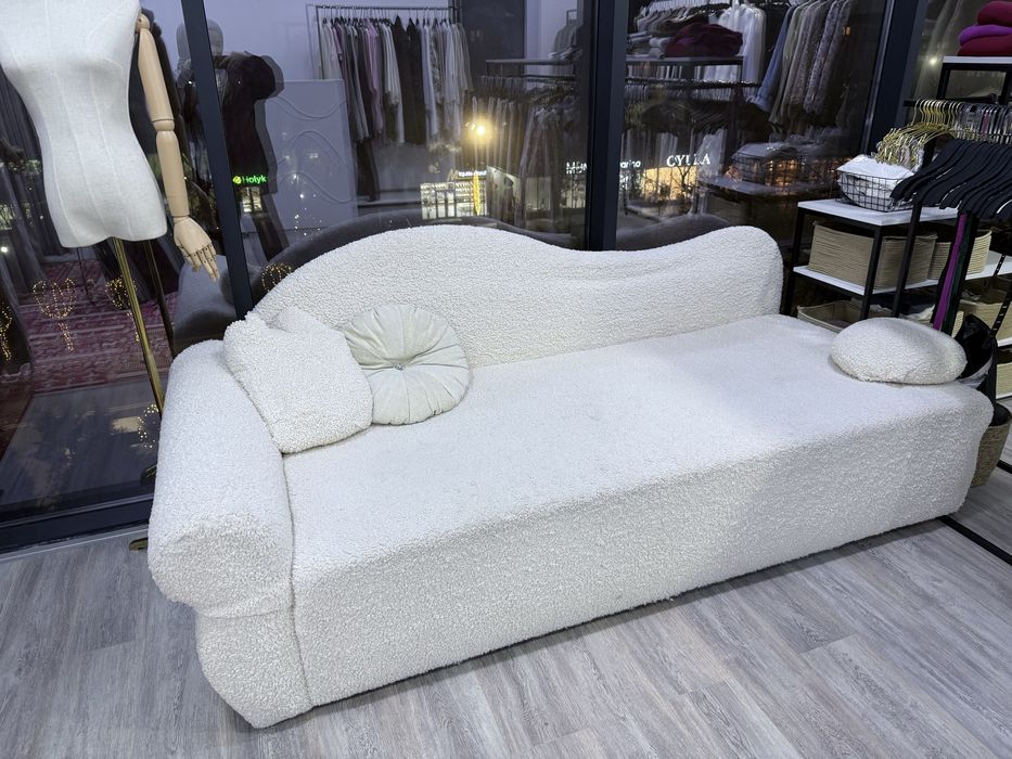 Продаю манекен , диван