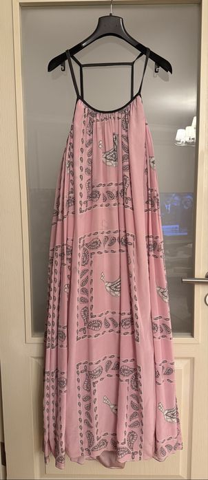 Дълка копринена рокля в красив розов цвят