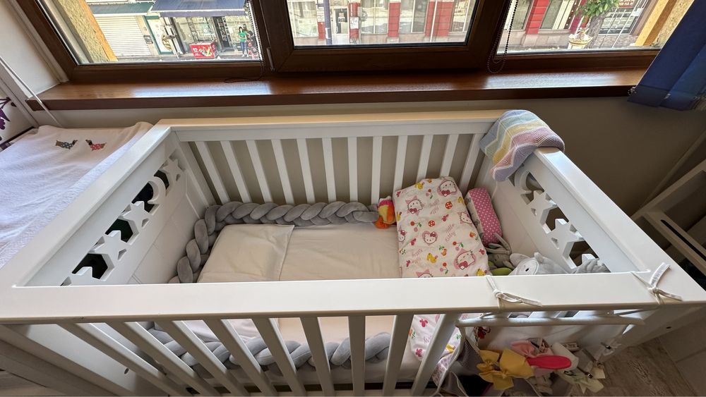 Бебешко легло с матрак и шкаф