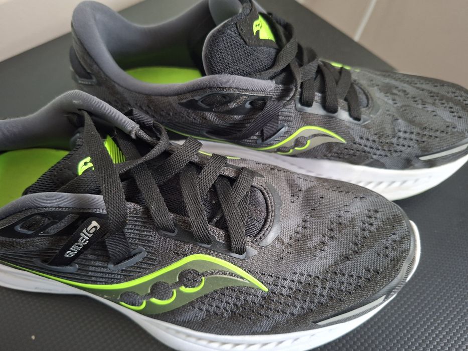 Маратонки за бягане Saucony Guide 16 в разцветка "Black/Glade" (Черно / Яркозелено).