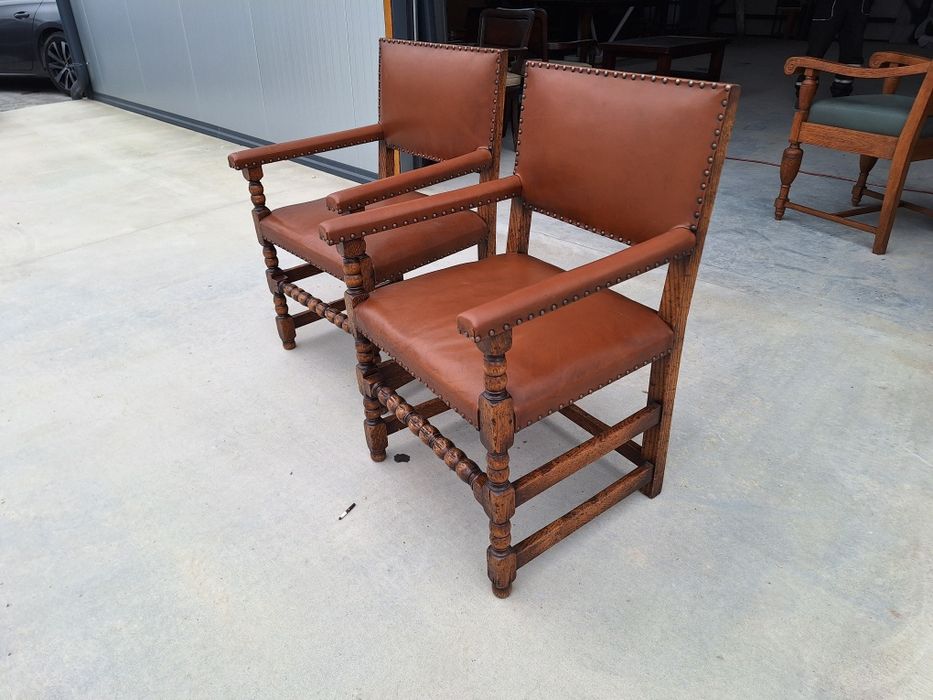 2 стола от масив със кожена дамаска