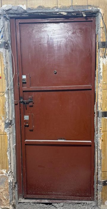 Металлическая дверь