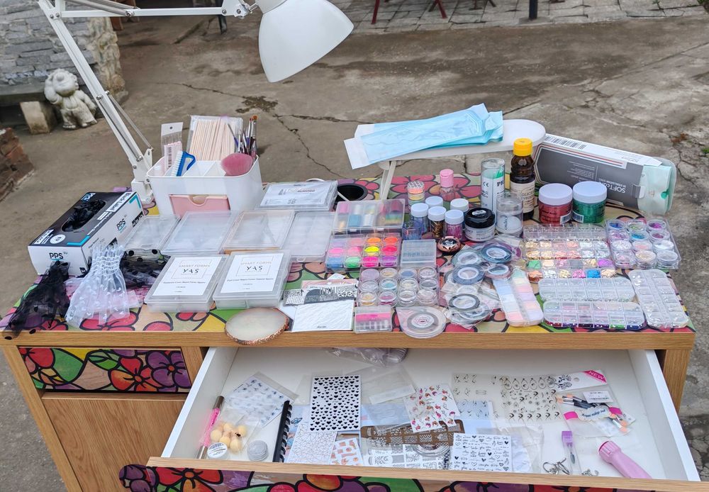 Vând produse și accesorii pentru manichiura