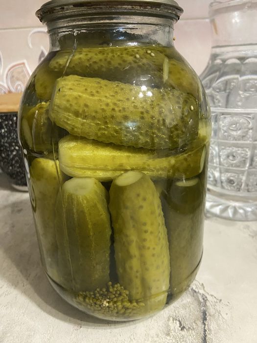 Огурцы соленые.