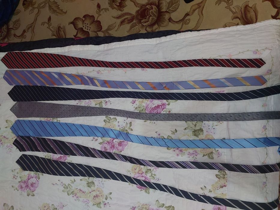 Галстуки каждый по 30 000 сум