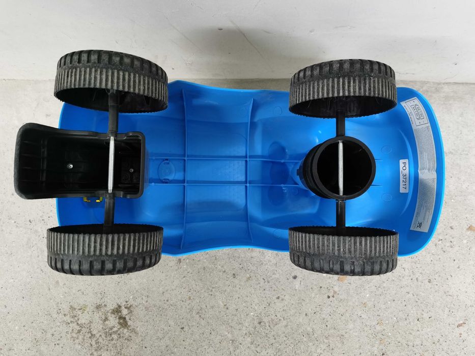 Детска кола за бутане с крачета.