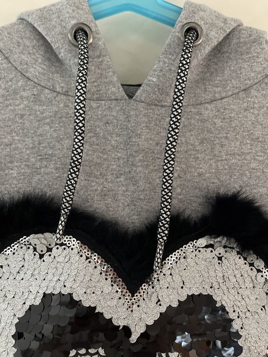 Детски суичър с декорация сърце с пера и пайети за ръст 10г.