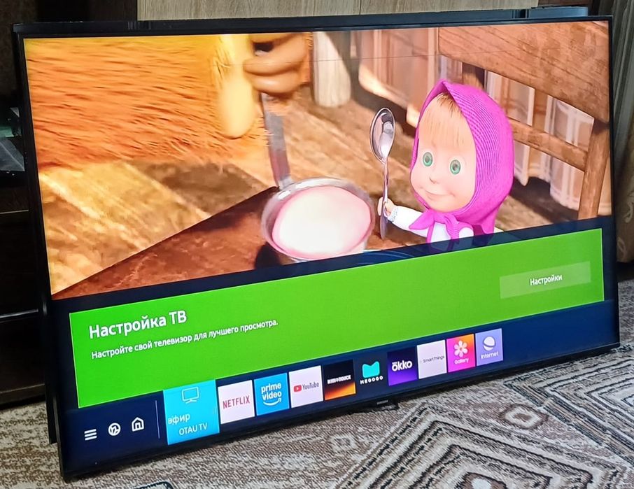Большой 4К смарт телевизор Samsung 127см. Есть полосы на экране.