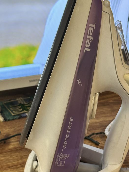 Ютия Tefal e с мощност 2200w , пурпурен цвят и резервоар за вода от 0.