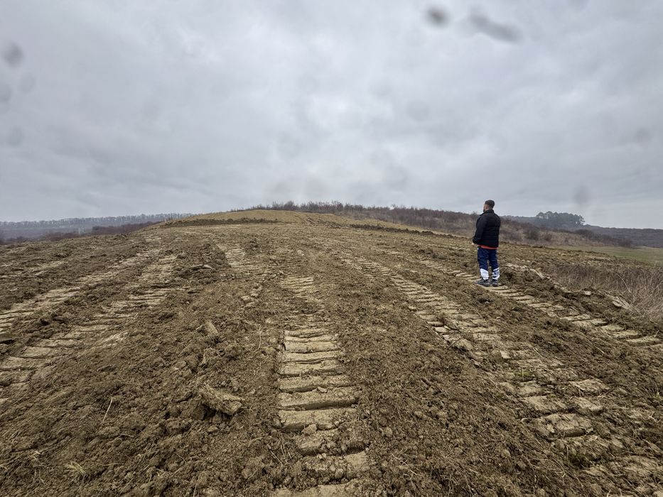 Vand teren intravilan in Livezeni