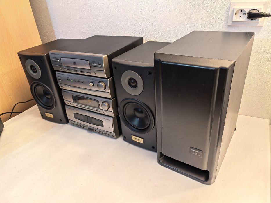 Sistem audio Onkyo cd, tuner, deck si doua amplificatoare subwoofer
