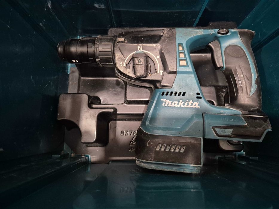 Макита акумулаторен безчетков перфоратор 18V Makita DHR243 с куфар Макпак 4 Makpac 4