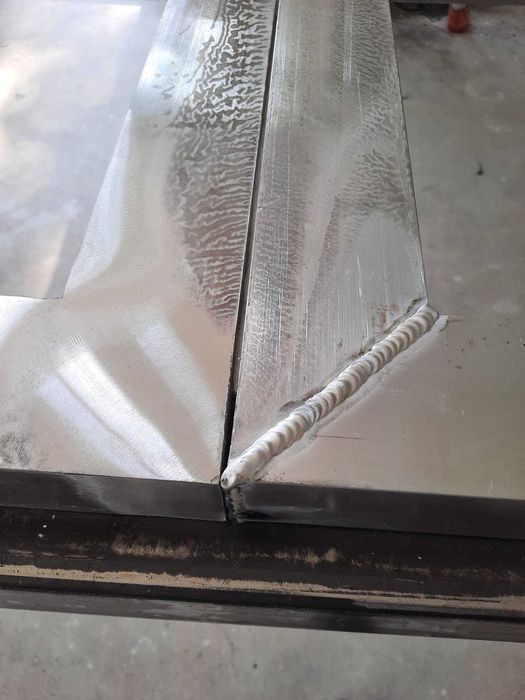 Confecționez porți și garduri aluminiu.