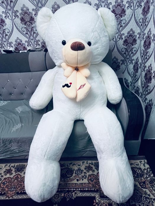 Большой плюшевый белый мишка