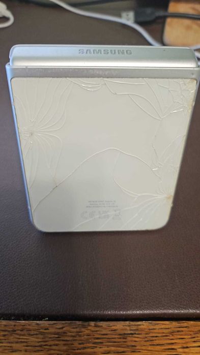 Vand telefon Samsung Z Flip 3 perfect funcțional cu capacul de spate ușor fisurat